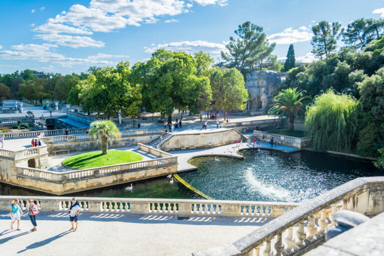 Focus sur les jardins de la fontaine de la ville de Nîmes.