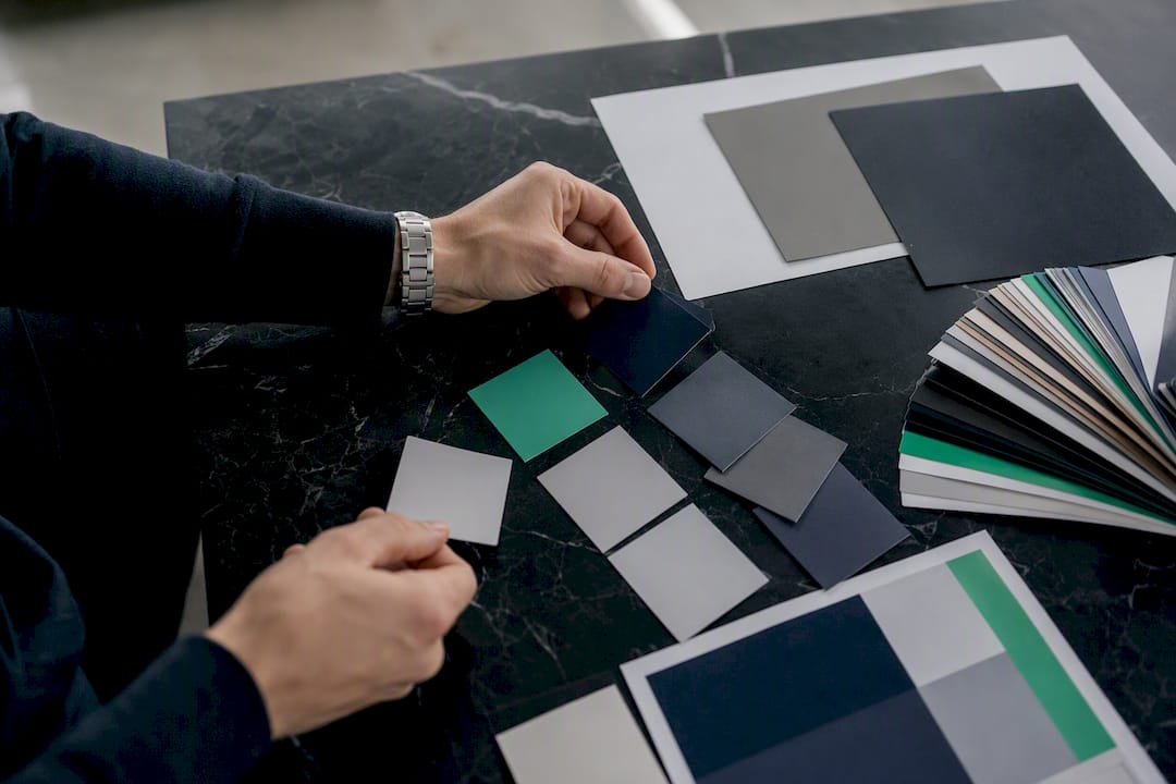 Mains choisissant les couleurs et polices de la marque