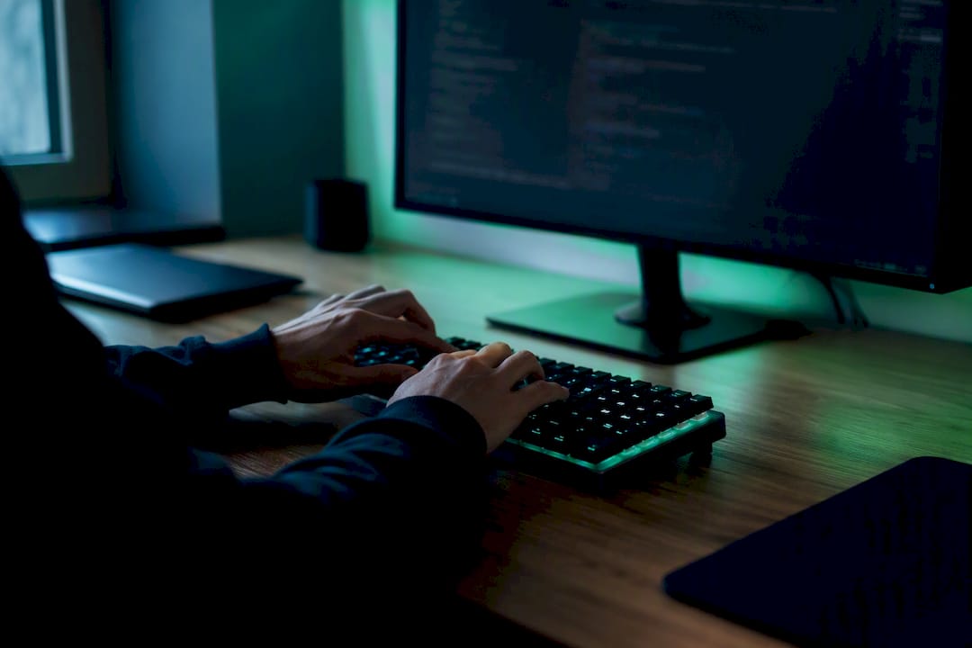 Mains analysant les journaux d'un serveur web via la ligne de commande