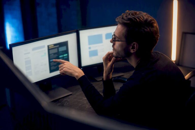 Spécialiste technique testant l'extraction de contenu