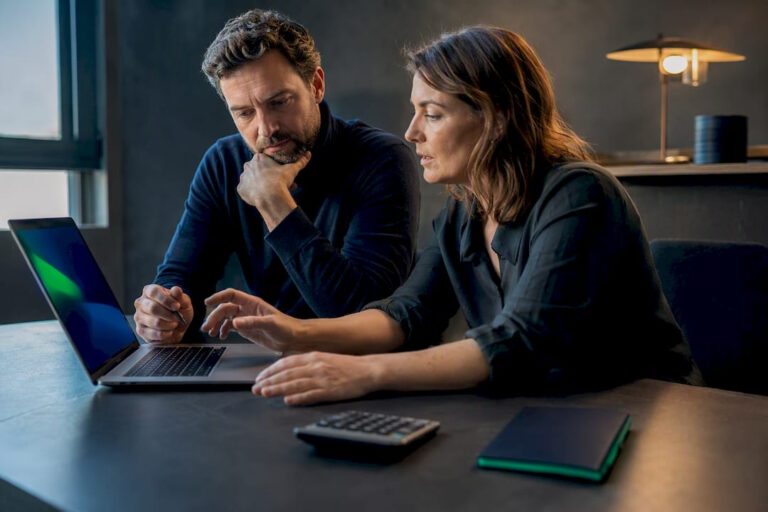 Dirigeants en train de préparer un projet numérique financé