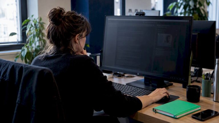 Éditrice en train de vérifier des preuves de crédibilité