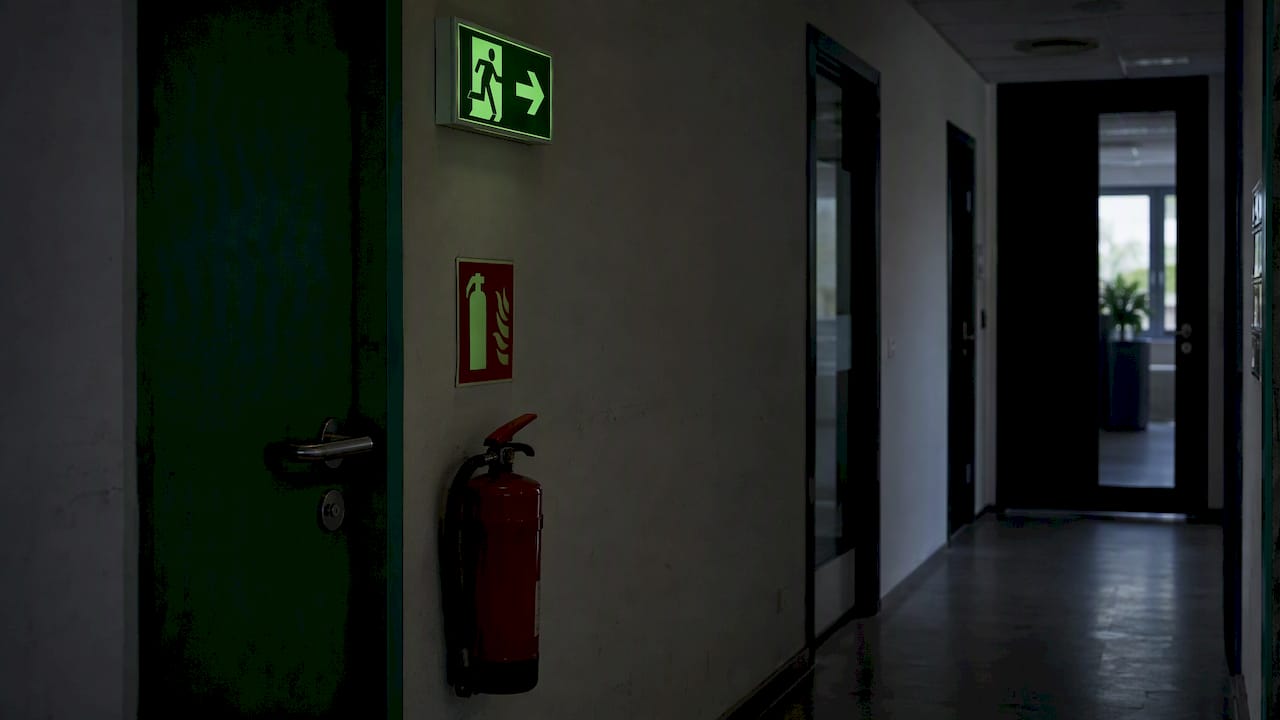 Marques photoluminescentes dans un couloir professionnel