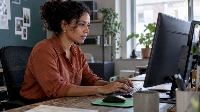 Développeuse en pleine création d'une page Elementor