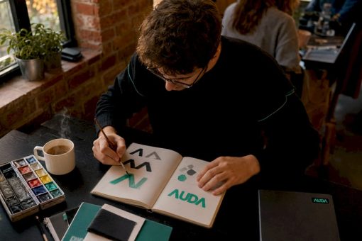 Un graphiste esquisse un logo dans son carnet de croquis.