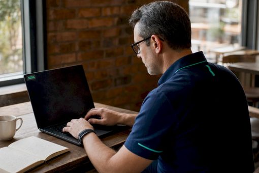 Un technicien supervise les écrans de gestion du site web pour s'assurer du bon déroulement de la maintenance.