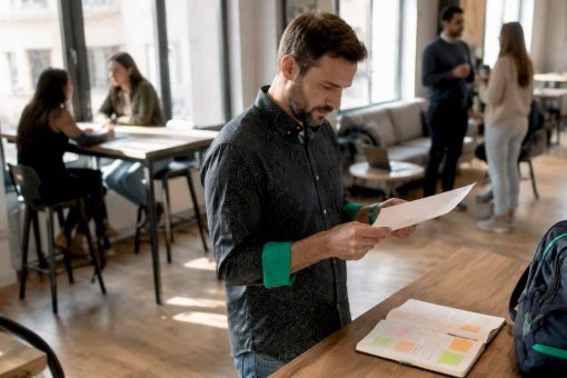 Responsable digital en train d’analyser les recommandations pour l’internationalisation