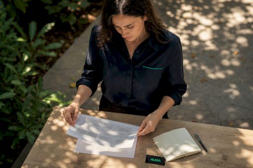 Un responsable passe en revue le cahier des charges d’un site web lors d’une réunion de travail.