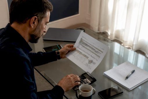 Dirigeant de PME évaluant la rentabilité de son site web