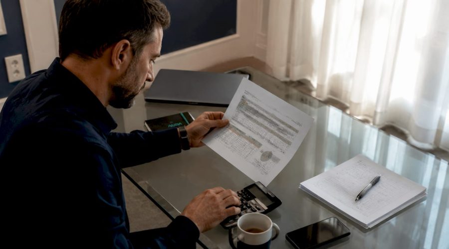 Dirigeant de PME évaluant la rentabilité de son site web
