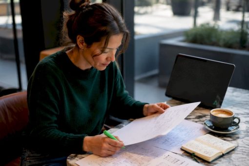 Une femme passe en revue le cahier des charges d’un projet de site internet.
