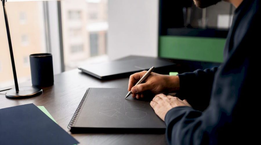 Designer dessinant des éléments de branding