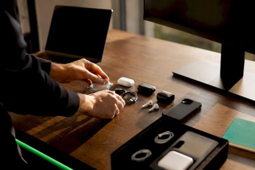 Mains organisant un ensemble de produits technologiques
