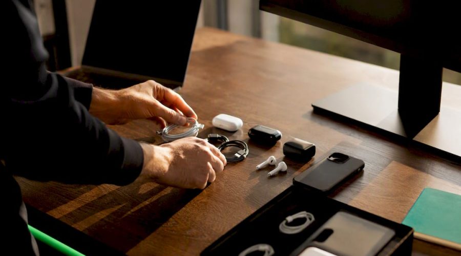 Mains organisant un ensemble de produits technologiques