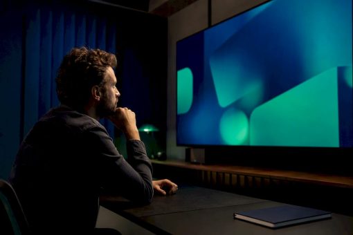 Motion designer en train de vérifier une animation abstraite