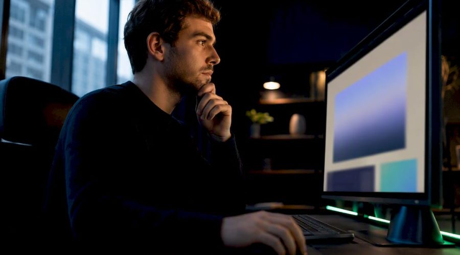 Développeur vérifiant le chargement d'une image