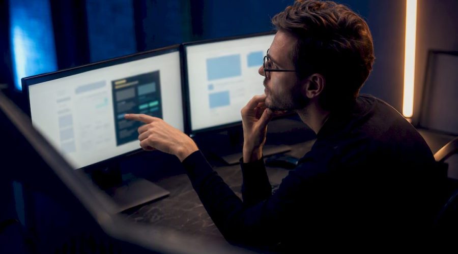 Spécialiste technique testant l'extraction de contenu