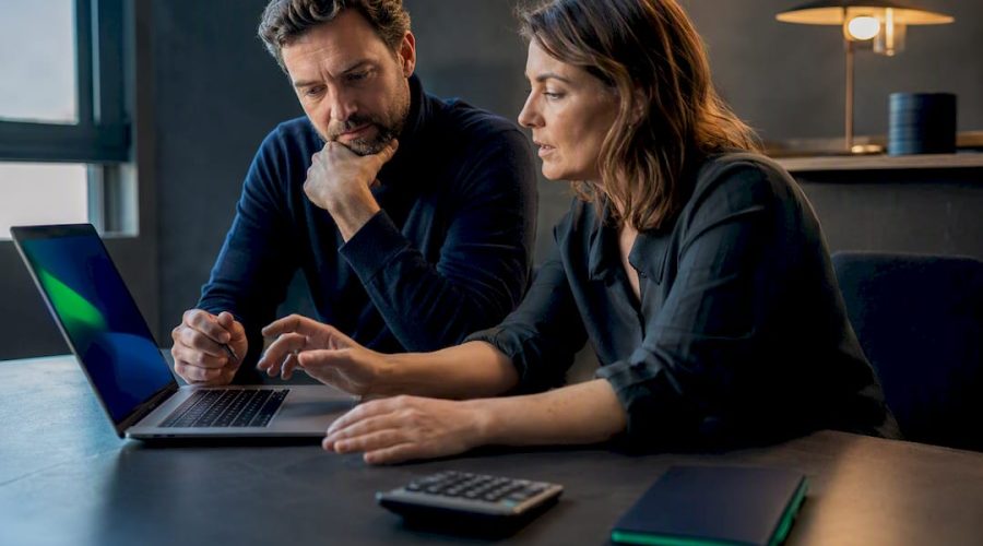 Dirigeants en train de préparer un projet numérique financé