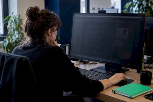 Éditrice en train de vérifier des preuves de crédibilité