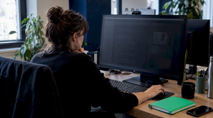 Éditrice en train de vérifier des preuves de crédibilité