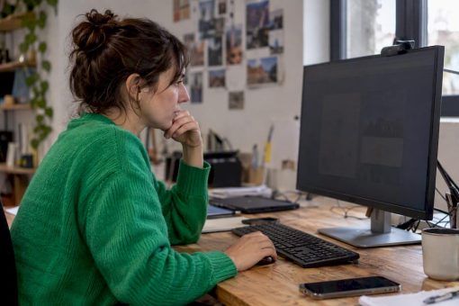 Responsable de projet comparant deux maquettes de sites
