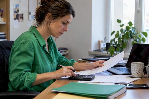Cheffe d'entreprise comparant des devis pour la création d'un site web