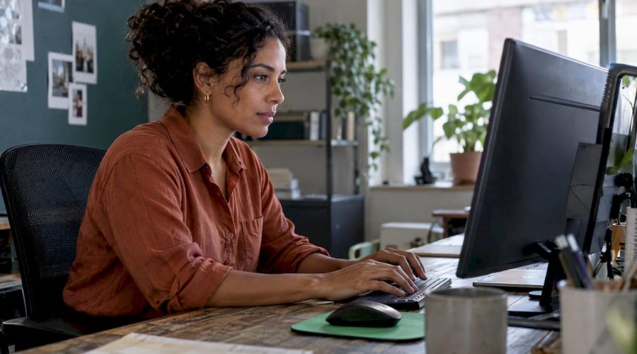 Développeuse en pleine création d'une page Elementor