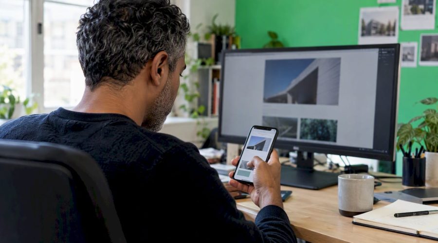 Un designer compare une interface mobile et une interface desktop