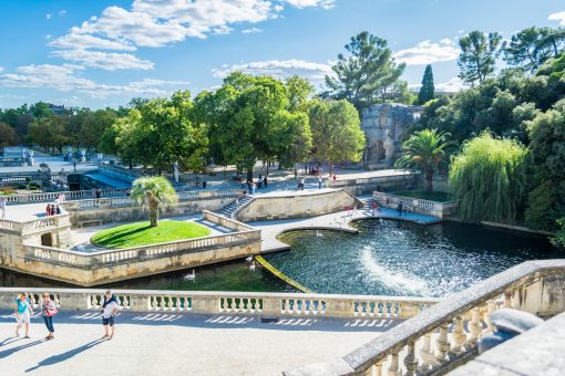 Focus sur les jardins de la fontaine de la ville de Nîmes.