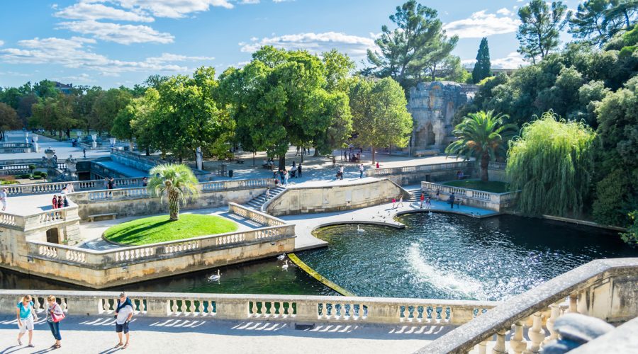 Focus sur les jardins de la fontaine de la ville de Nîmes.